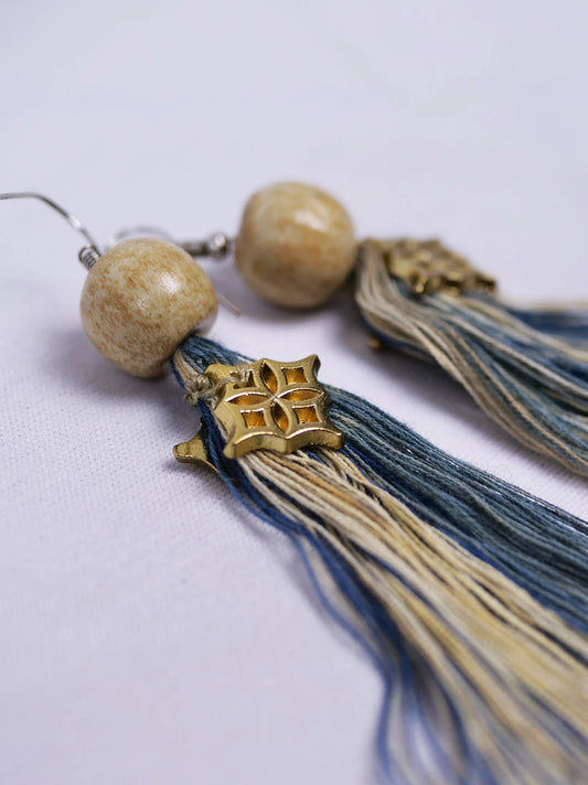 Boucles d'oreilles à pompons bleu pâle et beige