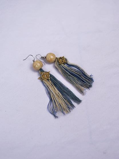 Boucles d'oreilles à pompons bleu pâle et beige