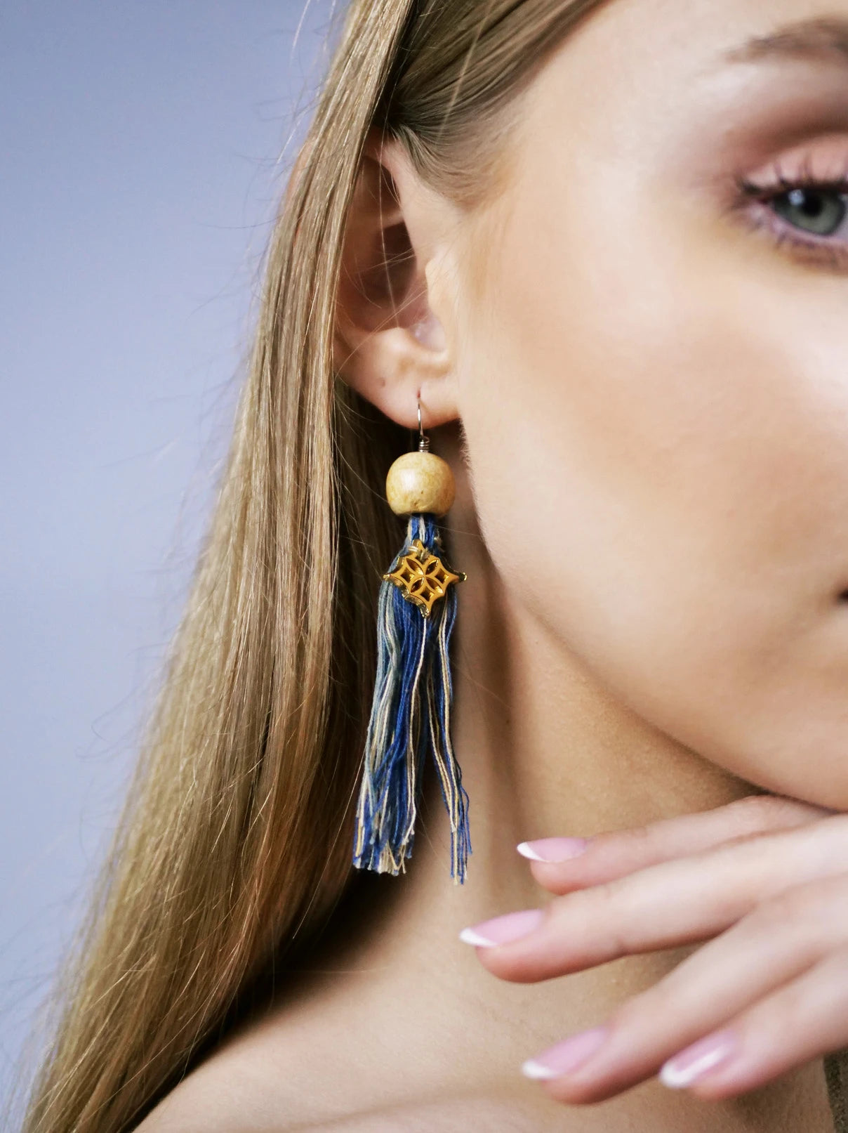 Boucles d'oreilles à pompons bleu pâle et beige