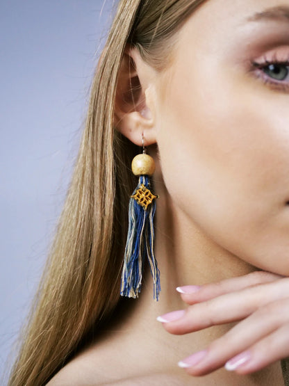 Boucles d'oreilles à pompons bleu pâle et beige