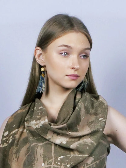 Boucles d'oreilles à pompons bleu pâle et beige