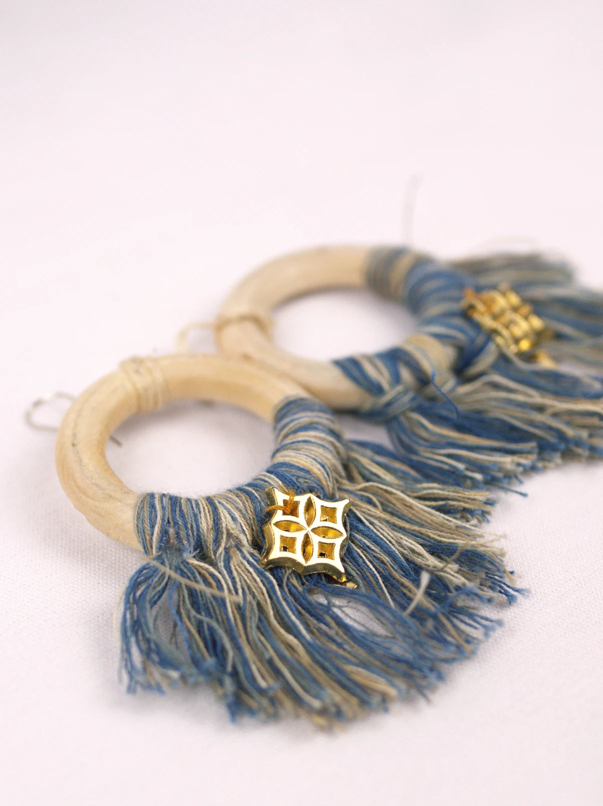Boucles d'oreilles anneaux superposés bleus et beiges